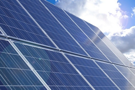 Painéis solares fotovoltaicos produzem eletricidade diretamente da luz solar.